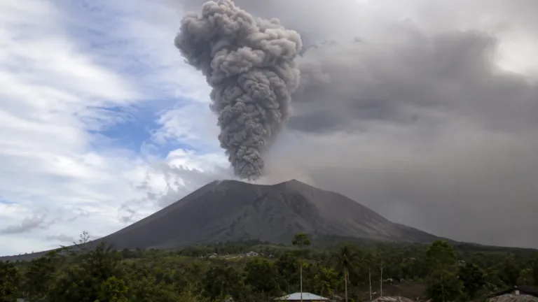 Gunung Lewotobi Laki-laki Kembali Erupsi
