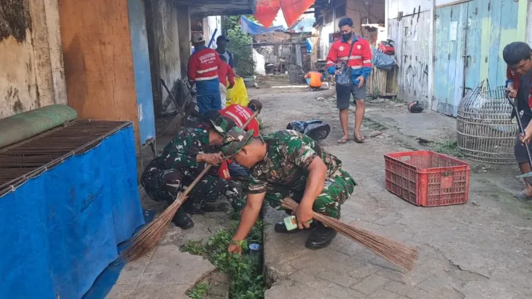 Koramil 1408-05/Mariso Gelar Kegiatan Karya Bhakti Pembersihan Pasar & Selokan Wilaya kelurahan tamarunang