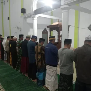 Safari Subuh di Masjid Besar Malakaji, Babinsa Koramil 1409-07/Tompobulu Ajak Warga Jaga Harmoni