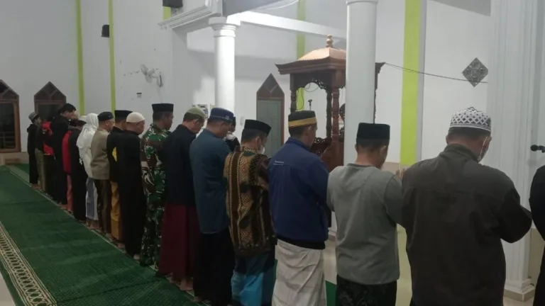 Safari Subuh di Masjid Besar Malakaji, Babinsa Koramil 1409-07/Tompobulu Ajak Warga Jaga Harmoni