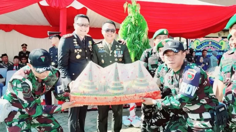 Rayakan HUT Bhayangkara Ke-80, Dandim 1409/Gowa Berikan Ucapan Selamat dan Tumpeng kepada Kapolres