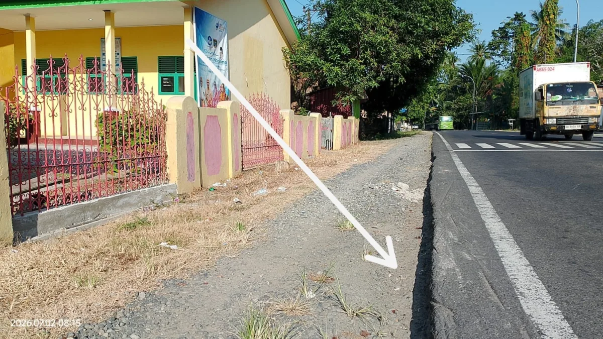 Bahu Jalan Seperti Jurang di Depan SDN 049 Rea Timur: Kepala Sekolah dan Ketua Dewan Pendidikan Desak Perbaikan