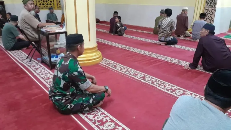 Pererat Silaturahmi, Babinsa Koramil 1409-01/Somba Opu Gelar Safari Subuh di Masjid Hurriyan