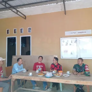 Perkuat Sinergi, Babinsa Koramil 1409-08/Bontonompo Ajak Perangkat Desa Romanglasa Tingkatkan Pelayanan Publik