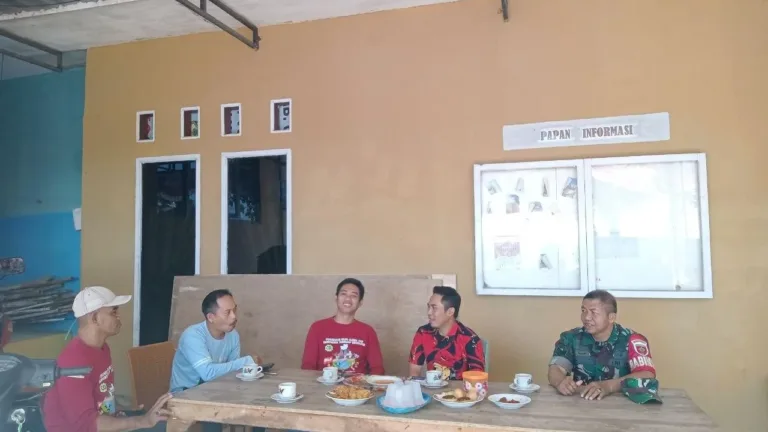Perkuat Sinergi, Babinsa Koramil 1409-08/Bontonompo Ajak Perangkat Desa Romanglasa Tingkatkan Pelayanan Publik