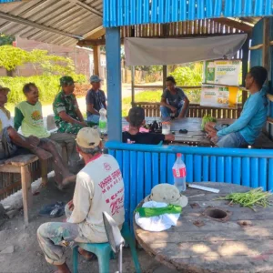 Gelorakan Siskamling, Babinsa Koramil 1409-08/Bontonompo Komsos Ajak Warga Dusun Alerang Tingkatkan Keamanan
