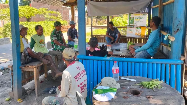 Gelorakan Siskamling, Babinsa Koramil 1409-08/Bontonompo Komsos Ajak Warga Dusun Alerang Tingkatkan Keamanan