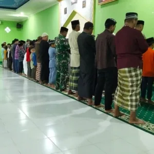 Perkuat Silaturahmi, Babinsa Pallangga Kodim 1409/Gowa Safari Shalat Subuh di Masjid Sitti Hj. Socrah