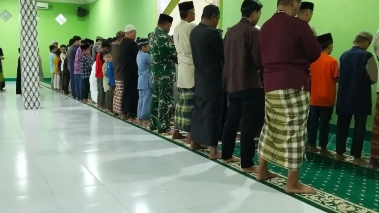 Perkuat Silaturahmi, Babinsa Pallangga Kodim 1409/Gowa Safari Shalat Subuh di Masjid Sitti Hj. Socrah