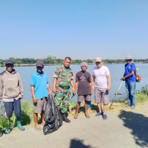 Bersihkan Area Danau Mawang, Babinsa Koramil 1409-01/Somba Opu Ajak Warga Karya Bakti