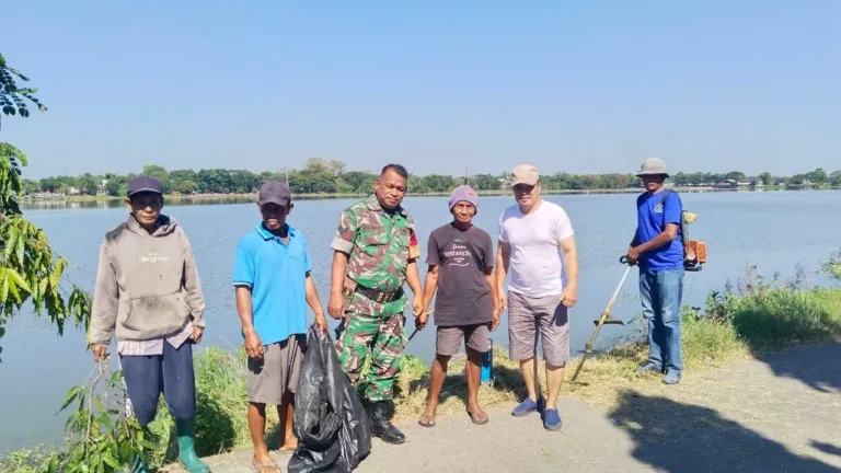 Bersihkan Area Danau Mawang, Babinsa Koramil 1409-01/Somba Opu Ajak Warga Karya Bakti