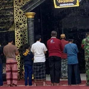 Dekatkan Diri dengan Warga Binaan, Babinsa Kodim 1409/Gowa Gelar Safari Subuh Berjamaah