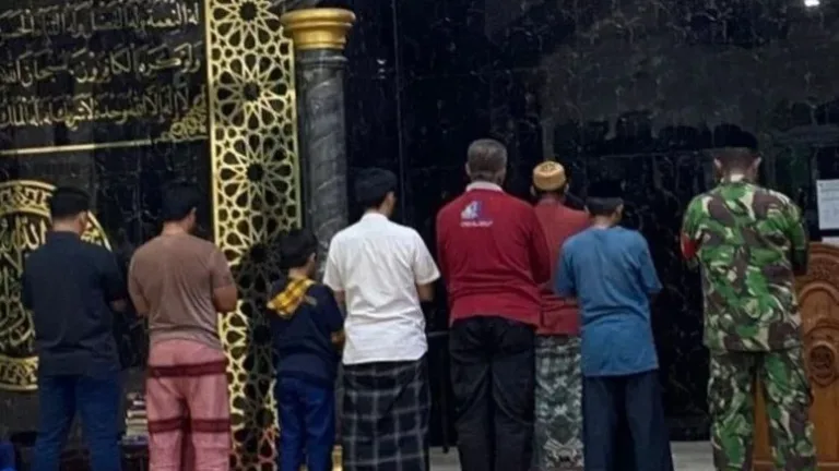 Dekatkan Diri dengan Warga Binaan, Babinsa Kodim 1409/Gowa Gelar Safari Subuh Berjamaah