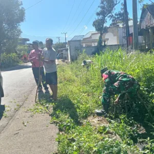 Sentuhan Humanis Babinsa Gowa, Ajak Warga Cikoro Peduli Kebersihan Lingkungan