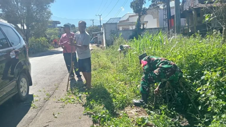 Sentuhan Humanis Babinsa Gowa, Ajak Warga Cikoro Peduli Kebersihan Lingkungan