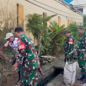 Sambut Musim Hujan, Koramil 1408-09/Tamalate Bersama Warga Gelar Karya Bhakti Bersihkan Saluran Air