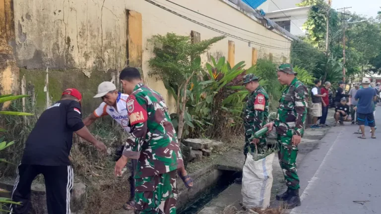 Sambut Musim Hujan, Koramil 1408-09/Tamalate Bersama Warga Gelar Karya Bhakti Bersihkan Saluran Air