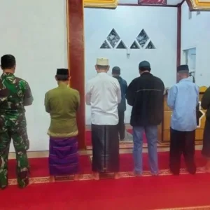 Pererat Silaturahmi, Babinsa Tinggimoncong Kodim 1409/Gowa Safari Shalat Subuh di Masjid Al Amin