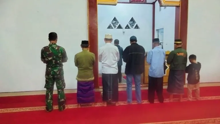 Pererat Silaturahmi, Babinsa Tinggimoncong Kodim 1409/Gowa Safari Shalat Subuh di Masjid Al Amin