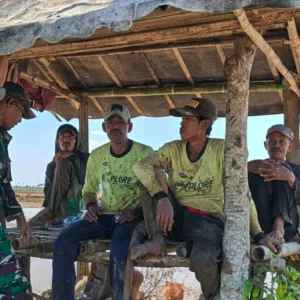 Kawal Ketahanan Pangan, Babinsa Koramil 1409-03/Bontomarannu Pantau Pengolahan Lahan dan Distribusi Air di Dusun Japing