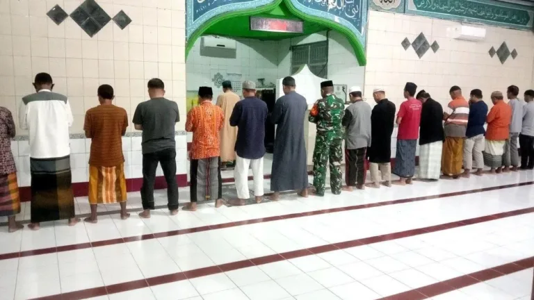 Bangun Kedekatan dengan Masyarakat, Babinsa Kodim 1409/Gowa Ajak Warga Jaga Keharmonisan Wilayah
