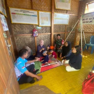 Perangi Stunting, Babinsa Koramil 1409-05/Pallangga Dampingi Pelayanan Posyandu Balita di Desa Tinggimae