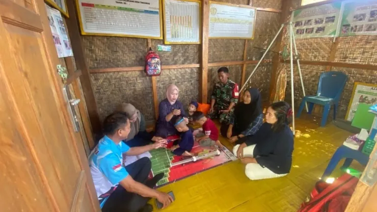 Perangi Stunting, Babinsa Koramil 1409-05/Pallangga Dampingi Pelayanan Posyandu Balita di Desa Tinggimae
