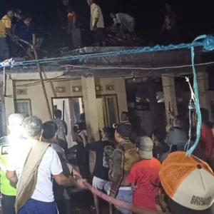 Diduga Korsleting Listrik, Rumah Dua Lantai di Pakenjeng Terbakar