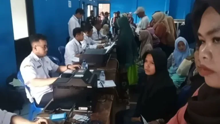 700 Warga Pasirwaru Dapat Layanan Gratis dari Disdukcapil Garut