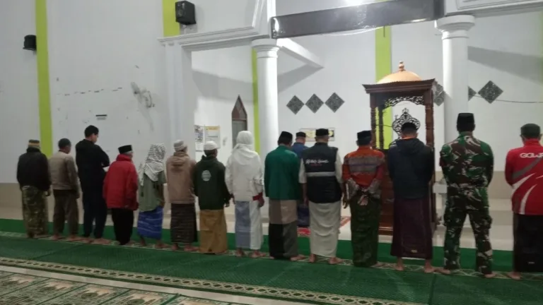 Konsisten Bina Wilayah, Babinsa Koramil Tompobulu Kodim 1409/Gowa Kembali Gelar Safari Subuh di Masjid Besar Malakaji