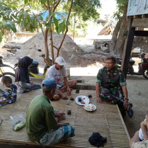 Peduli Kesehatan dan Lingkungan, Babinsa Kodim 1409/Gowa Komsos Ajak Warga Jaga Kebersihan