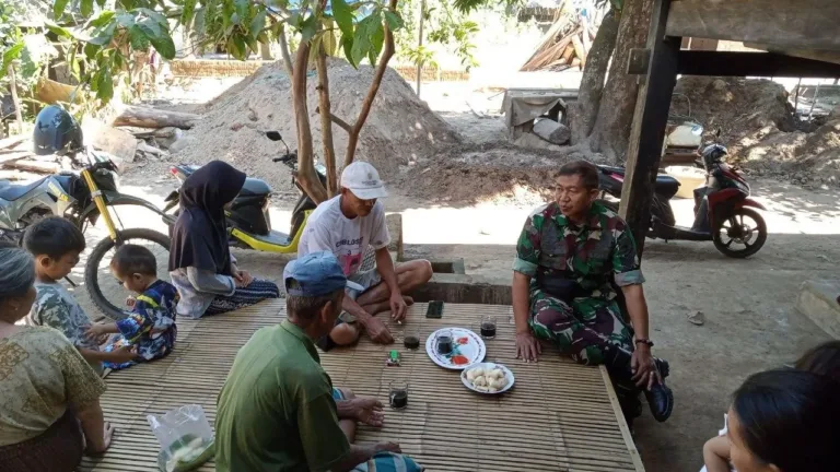 Peduli Kesehatan dan Lingkungan, Babinsa Kodim 1409/Gowa Komsos Ajak Warga Jaga Kebersihan