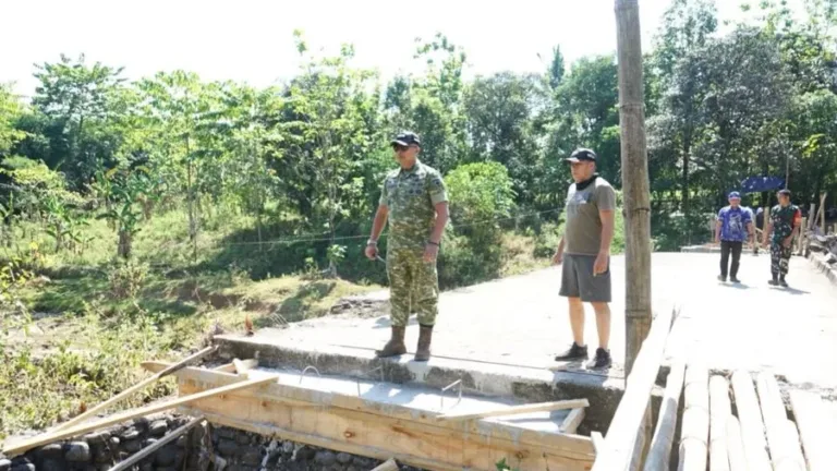 Percepat Infrastruktur Unggulan, Dandim 1409/Gowa Pantau Langsung Pembangunan Jembatan Garuda untuk Masyarakat Gowa