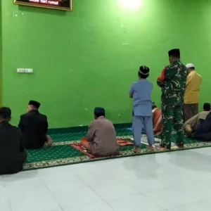 Bangun Kedekatan Religius, Babinsa Koramil 1409-05/Pallangga Safari Subuh Bersama Masyarakat Dusun Lambengi