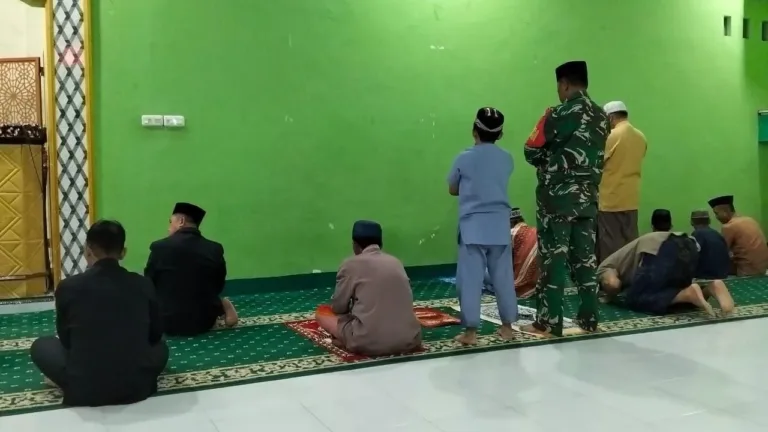 Bangun Kedekatan Religius, Babinsa Koramil 1409-05/Pallangga Safari Subuh Bersama Masyarakat Dusun Lambengi