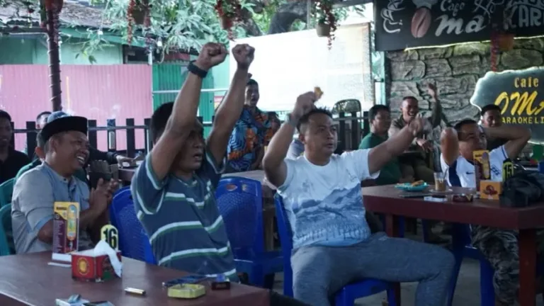 Dandim 1409/Gowa Bersama Warga Nobar Piala Dunia: Inggris vs Norwegia Berlangsung Seru