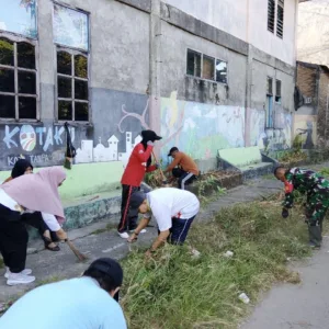 Peduli Kebersihan Lingkungan, Babinsa Kodim 1409/Gowa Bersama Warga Kelurahan Pandang-pandang Gotong Royong