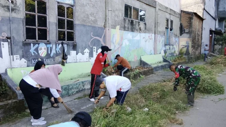 Peduli Kebersihan Lingkungan, Babinsa Kodim 1409/Gowa Bersama Warga Kelurahan Pandang-pandang Gotong Royong