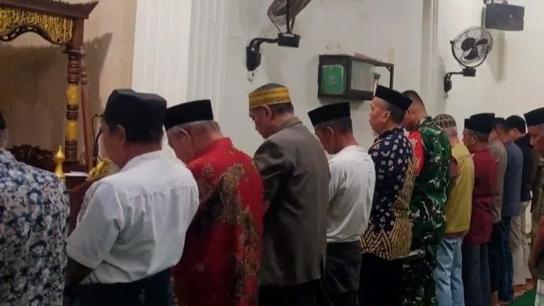 Perkuat Sinergitas, Babinsa Koramil 1409-01/Somba Opu Rutin Gelar Safari Subuh dan Komsos