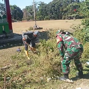 Peduli Kebersihan Lingkungan, Babinsa Kodim 1409/Gowa Bersama Warga Mappakasunggu Gelar Karya Bakti