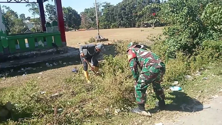 Peduli Kebersihan Lingkungan, Babinsa Kodim 1409/Gowa Bersama Warga Mappakasunggu Gelar Karya Bakti