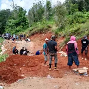 Warga Passerang Luwu, Gotong Royong Perbaiki Akses Jalan Urat Nadi Pertanian, 70 Persen Murni Swadaya Masyarakat