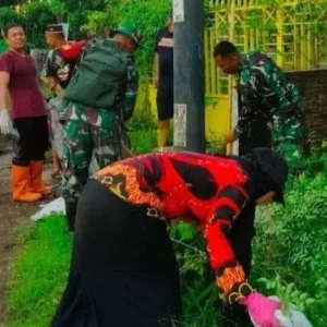 Bangun Budaya Gotong Royong, Camat dan Danramil Somba Opu Bersama Warga Bersihkan Saluran Air