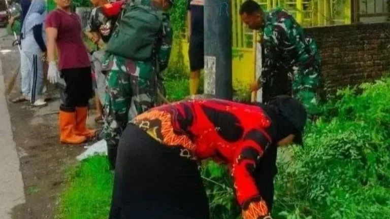 Bangun Budaya Gotong Royong, Camat dan Danramil Somba Opu Bersama Warga Bersihkan Saluran Air