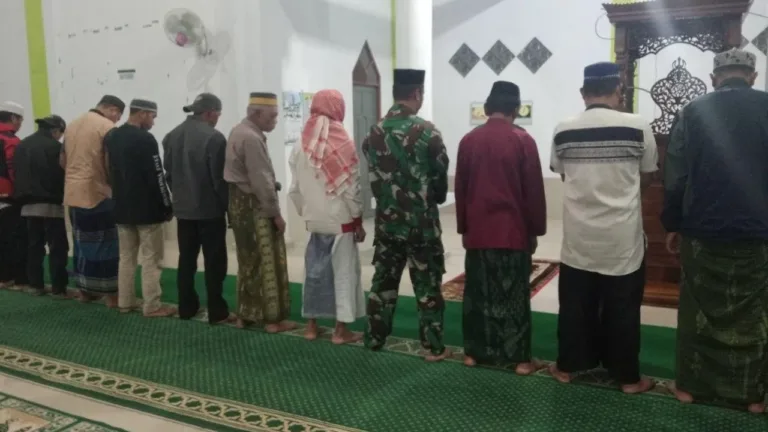 Bangun Komunikasi Sosial, Babinsa Kodim 1409/Gowa Safari Subuh Bersama Tokoh Agama dan Masyarakat