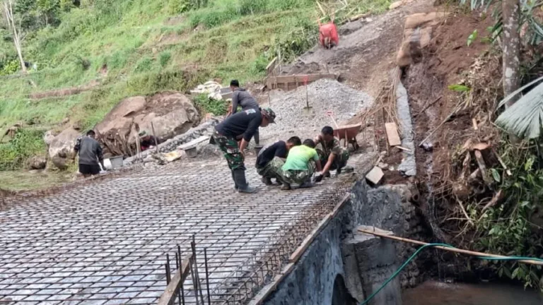 Optimalkan Konektivitas Wilayah, Kodim 1409/Gowa Terus Genjot Pembangunan Jembatan Armco di Tombolopao