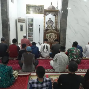 Hadir di Tengah Masyarakat, Babinsa Koramil 1409-01/Somba Opu Laksanakan Safari Subuh dan Komsos di Wilayah Binaan