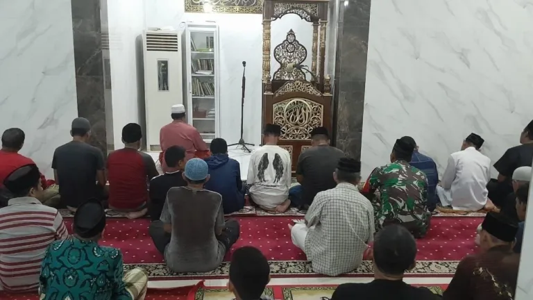Hadir di Tengah Masyarakat, Babinsa Koramil 1409-01/Somba Opu Laksanakan Safari Subuh dan Komsos di Wilayah Binaan