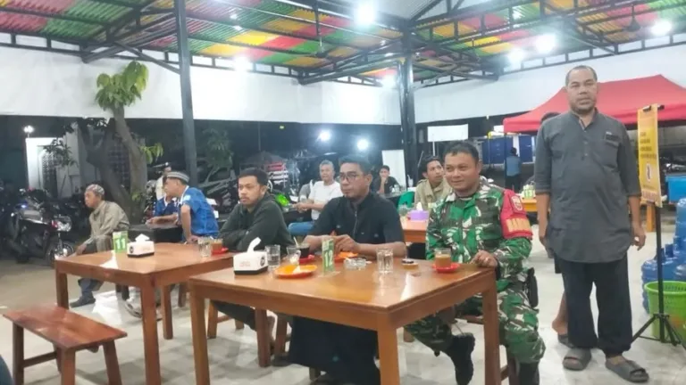 Nobar Perebutan Juara 3 Piala Dunia 2026, Babinsa Kodim 1409/Gowa Jaga Keamanan dan Kebersamaan Warga 