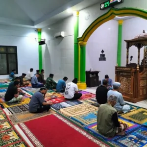 Bangun Kemanunggalan TNI-Rakyat, Babinsa Kodim 1409/Gowa Laksanakan Safari Subuh di Masjid Nurul Jihad